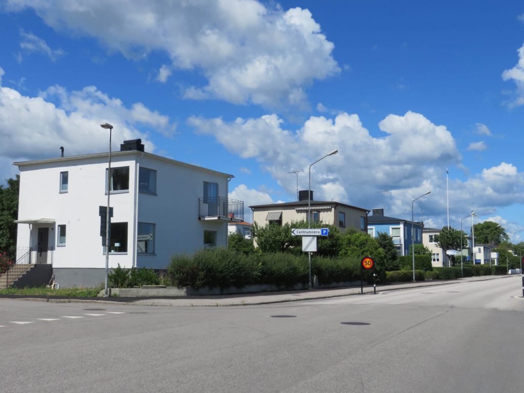 Villor i Västervik. Längst fram i bilden ett av de mest välbevarade exemplen medan husen längre bort har genomgått olika grader av förändring. 
Läroverket i Västervik, Lidhemsskolan